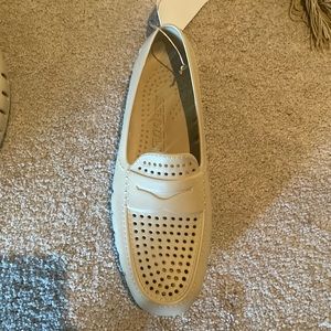 US men size 9 country club driver floafers. Warm sand/coconut